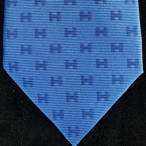 HERMÈS 100% silk tie